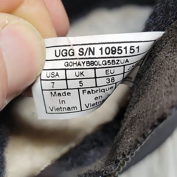 UGG Benson Waterproof Black Leather Ankle Boots Womens Size 7 - Picture 13 of 15